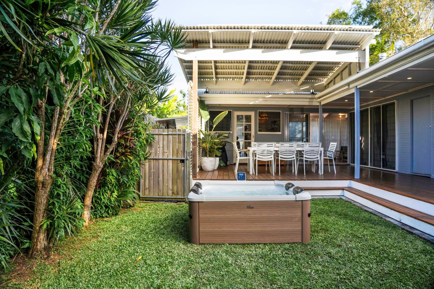 MSPA Whirlpool Oslo Amber – 160x160x65 cm – Aufblasbarer Whirlpool für 6 Personen mit 120 Massagedüsen, 8 Hydromassagedüsen, PTC-Heizung, LED-Licht, Ozondesinfektion & Thermoabdeckung