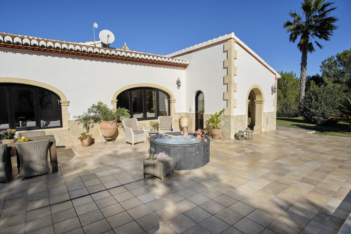 Bestway® Lay-Z-SPA® Energiespar-Whirlpool mit Schaumstoffpaneelen Carrara AirJet™ mit App-Steuerung + integrierter UltraFit™ -Pumpeneinheit, für 6 Personen Ø 170 x 65 cm, Dunkle Alabaster-Optik